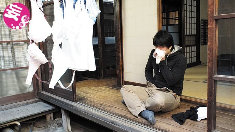 夫の寝ている横で息子の性技に溺れた四十路母