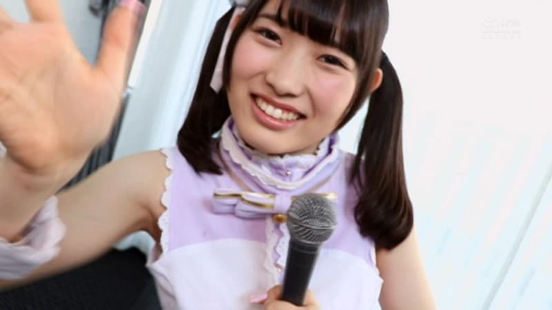 恋愛禁止の地下アイドルAV出演！マイクの代わりにチ○ポを握ってステージ衣装で生中出しSEX！ アイアイちゃん