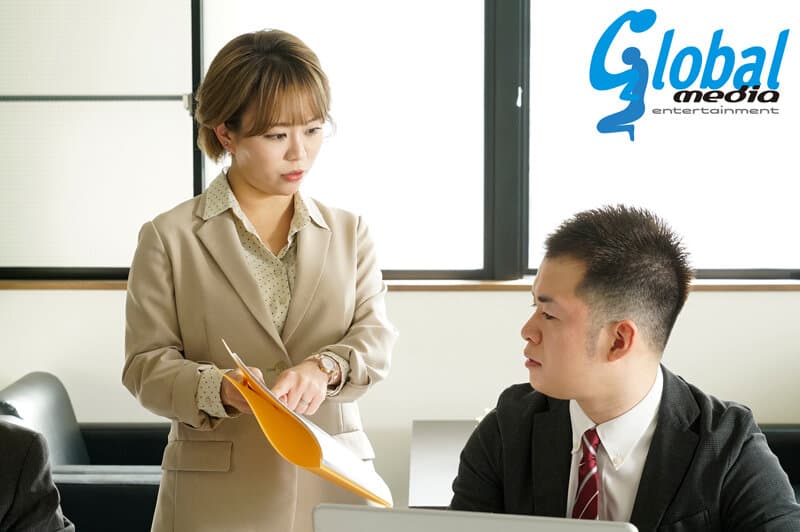 嵐の夜、会社に閉じ込められた女上司と二人きり 真矢みつき