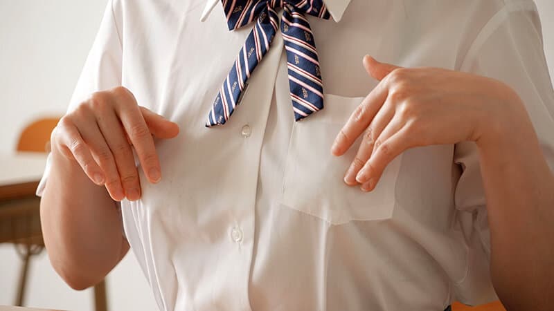 乳首こねくり失禁 敏感乳首を弄ばれて失禁癖がついた地味娘は白目アヘ顔イキが止まらず… 上坂めい