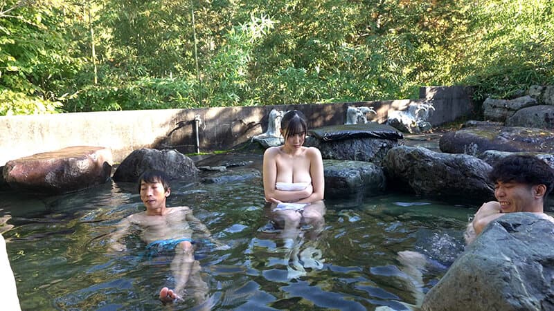 【Jcup銀行員ひびき22歳】乱交OKの混浴温泉と知らずに来た女性客は巨乳尻をワニ痴●されて喘ぎ始め…3 4名収録