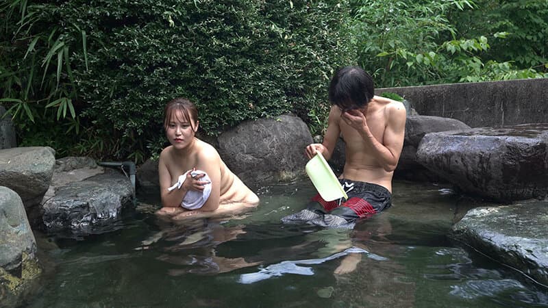 【Jcup事務員ひかり23歳】乱交OKの混浴温泉と知らずに来た女性客は巨乳尻をワニ痴●されて喘ぎ始め…3 4名収録