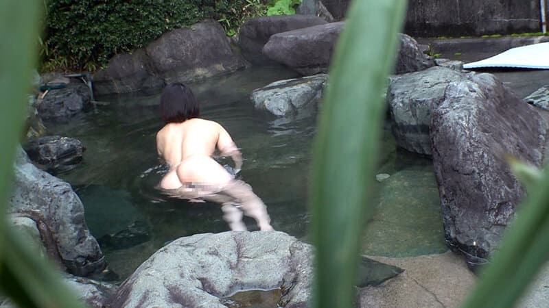 【濃色香で男を瞬殺ゆうりさん31歳】童貞喰いの痴女妻が出没すると噂のメスワニ混浴温泉は実在した！3 痴女妻4名収録