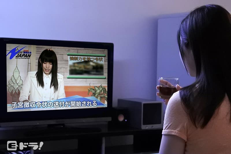 国家に寝取られた人妻～少子化のため子宮徴用制が施行された世界～ 佐々木あき