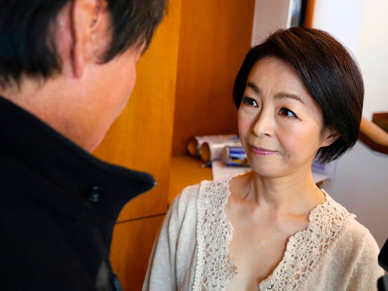 近所に住む色ボケ変態ババアに生中出ししてあげました！