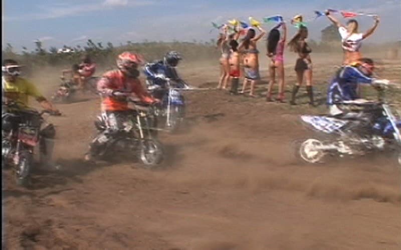 バイク・ケツ・バコバコ BKB！ 金髪ポルノ・レ-スクイ-ンたちをフル穴ボッコ！