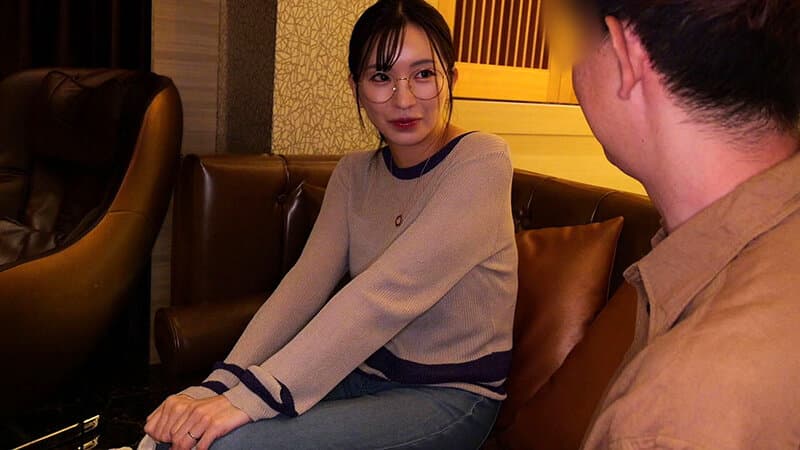 待ち合わせ場所に来たのは地味メガネの人妻だった…今日はハズレかと思いきやGカップ＆剛毛が超ドストライク！最初はおとなしい感じだったのに部屋に入るなり豹変！チ○ポにむしゃぶりつくとんでもない淫乱人妻だった！！ 鈴木真夕