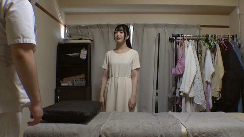 媚薬オイルマッサージ 痴●盗撮＆中出し素人娘VOL.69 超強力媚薬を配合したマッサージオイルを施術中に知らずに塗りこまれたオンナは、身体の火照りに驚き、チ〇ポを欲しがる自分に戸惑い、垂れ出したマン汁に恥ずかしがりながらも生ハメ中出しまで欲してしまう！