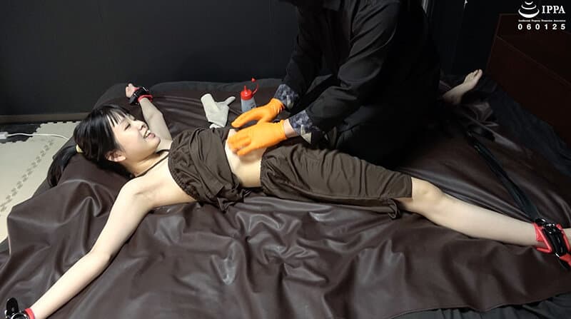 「【くすぐり】新人牧河柚乃ちゃんを施術服で ローション四肢拘束」わかしラボWAKA-082 牧河柚乃 8