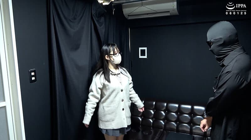「うさぎ系女子くるみちゃんが全身ガチガチだったのでそれっぽく言いくるめてくすぐってみた！」WAKA-088甘井くるみ 1