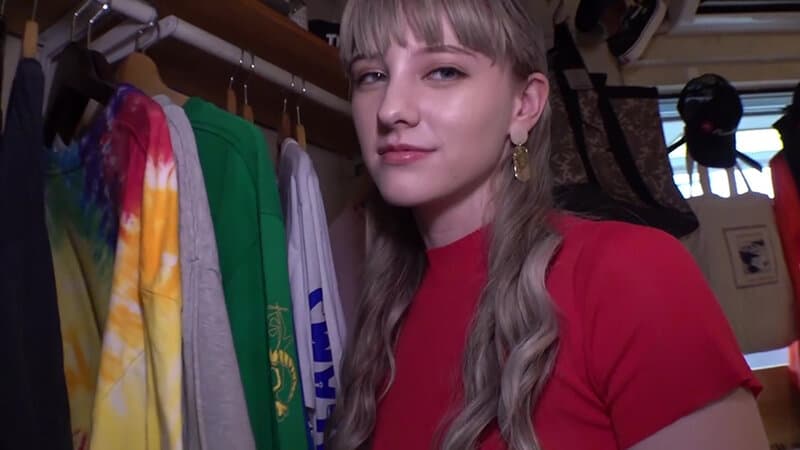 「個室だから大丈夫」個人ショップで逆ナンしてきた甘トロ痴女に声ガマンさせられながら乳首を犯●れちゃった僕。 メロディー・雛・マークス