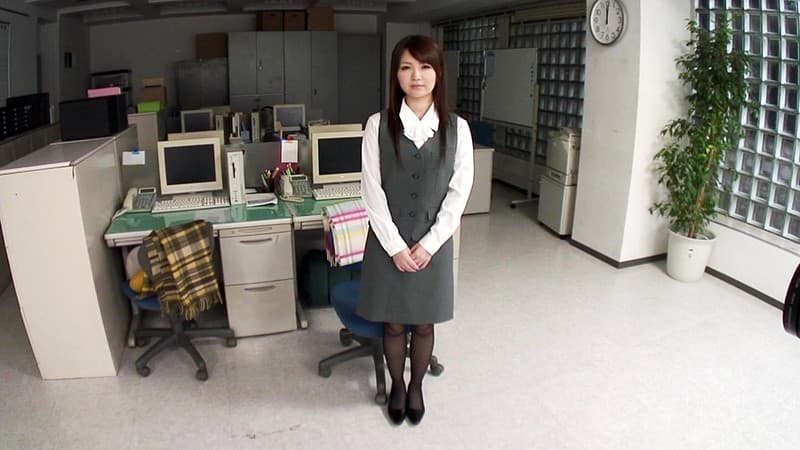 控え目な社員さんだけどイケメン同僚との社内セックスで股を広げてアヘアへですぅ～！ 結月小春