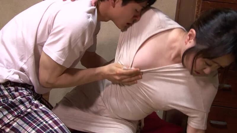 【巨乳母】下っ腹が出ているけど巨乳な俺の母 塚本千佳子