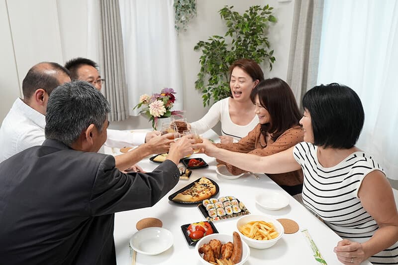 熟女同窓会！数十年振りに再会した同級生と甘い一夜を過ごす！ドラマ3選！