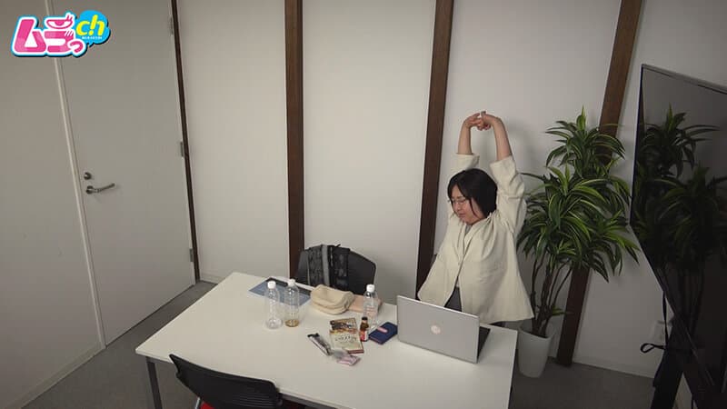 ニンゲン観察 深夜残業、新入社員の若い男の暴走ギンギンチ〇ポの性処理をさせられた爆尻女役員