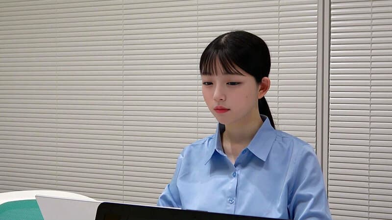 デリヘル呼んだらまさかの同僚！普段は真面目な男女塾講師がホテルでまさかの遭遇！お互い真面目過ぎてキャンセルするかしないかの検討も90分は無駄にせず！サービス開始！知ってる人だからって最後はまさかの展開に…