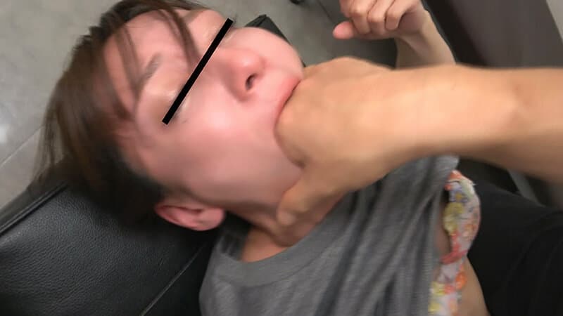 指で喉奥をイジられマ〇コを締め付ける変態ジム通い女子