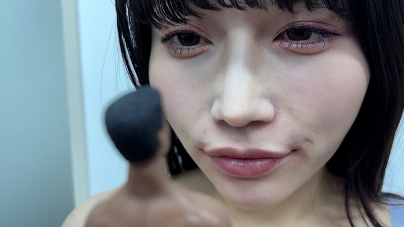 ひなみちゃんがM男人形を唾液たっぷり舐めまわす