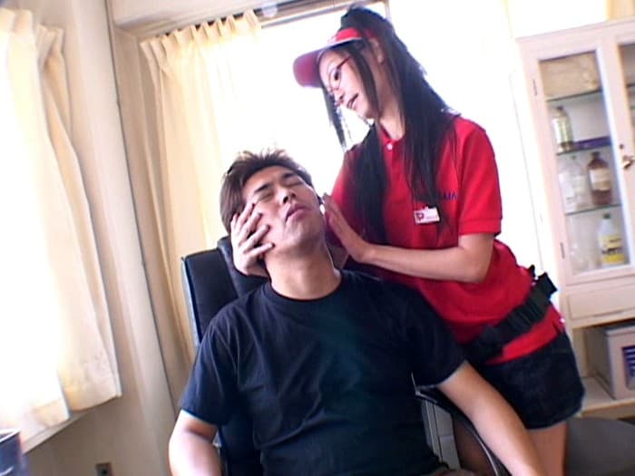 エロかわいいピザの宅配痴女娘