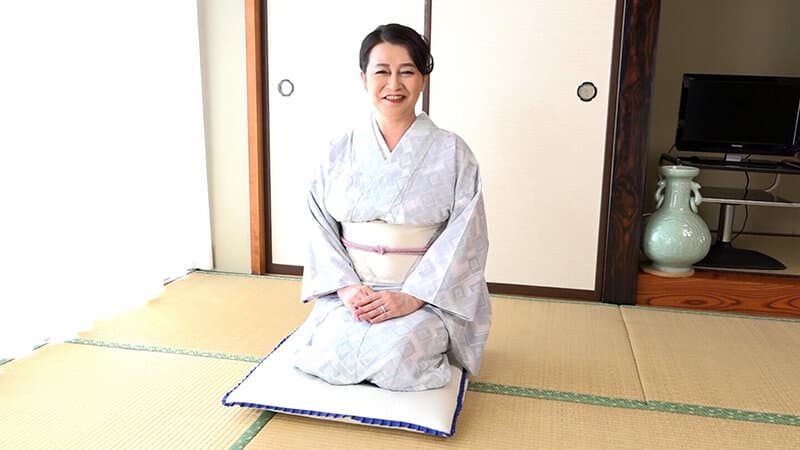 和服姿の爆乳おばさん！アダルトグッズのモニターからあれよあれよのAV出演！緊張から人生最高イキ過ぎ性交！