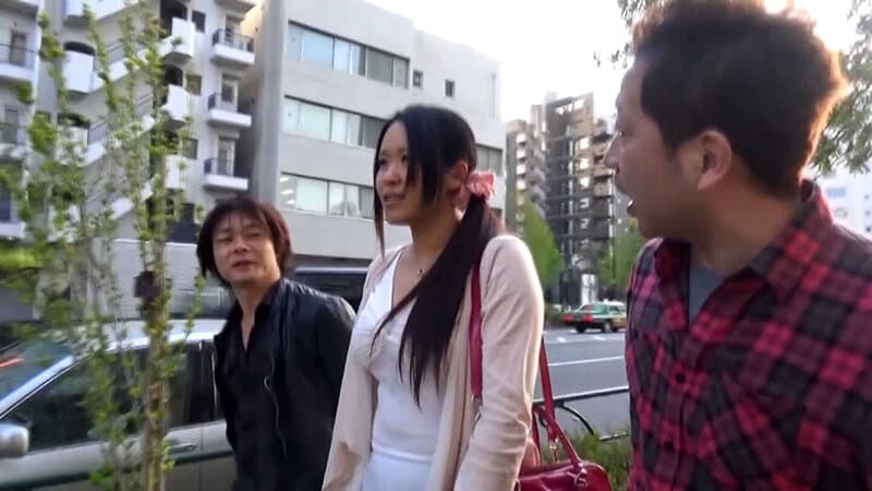 街行く巨乳若妻さんに、セクシーショットを撮らせてくれたら謝礼が発生するんですが…。ヤリタイ盛りの若妻は股間を濡らし3P絶頂イキの中出しSEX！