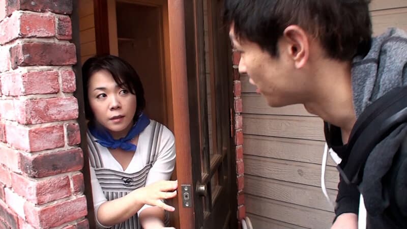 田舎暮らしに憧れ移住して3年。ご主人とは別居生活。人恋しさからAVメーカーに応募してきた美熟女さんとカメラの前でうれし恥ずかし中出しSEX！