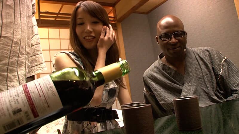 温泉地で黒人ナンパ！ひとり旅の素人熟女を誘う！2本のブラックデカマラで3P中出しSEX！