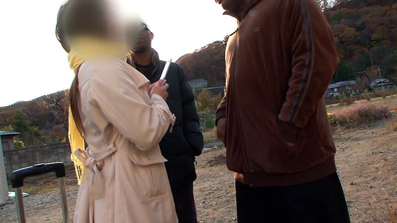 東京からひとり旅中の熟女、二人組の黒人男性にナンパされて…。興味本位で温泉旅館を訪れた熟女を規格外の2本のデカマラが貫き昇天イキ3PSEX！