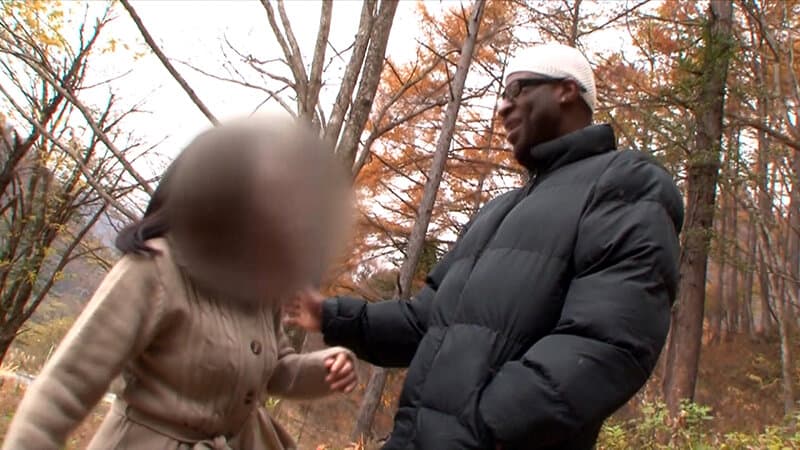 「ちょっと興味あるかも…」黒人にナンパされた熟女さんはデカマラに興味津々！？想像以上の巨根を膣奥まで突っ込まれ狂ったようにイキまくる昇天SEX！