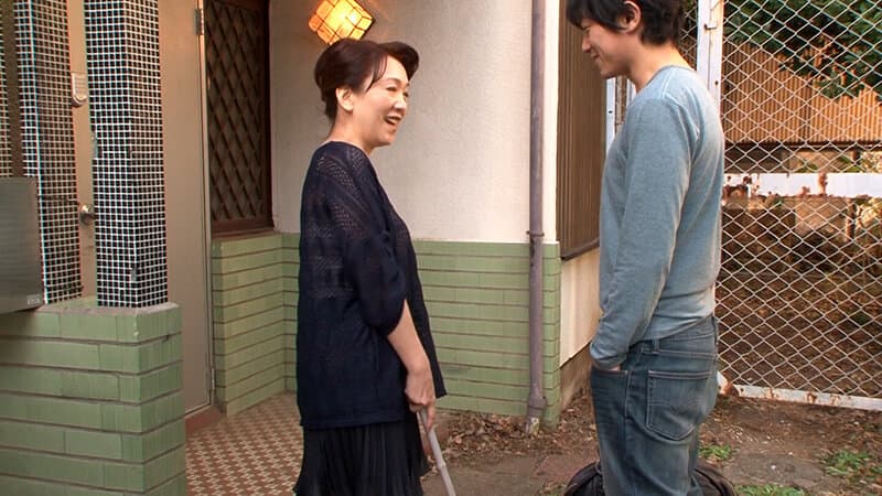 逞しく立派な男になって久しぶりに帰省して来た愚息！女の顔に豹変する淫乱熟母。親父の横で声をこらえて中出しSEX！