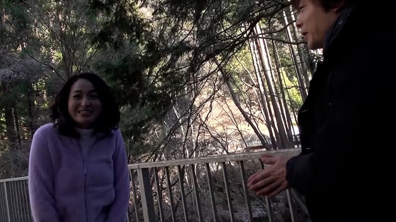 山間部に暮らす清楚な美熟女が旦那とのセックスレスで刺激を求めてAV出演。旦那に内緒で自宅でドキドキAVSEX！