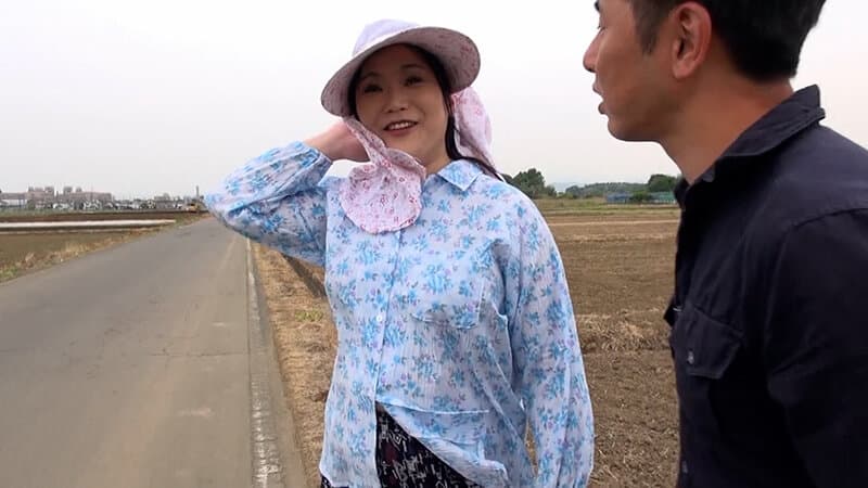 農作業帰りの田舎熟女をインタビューとナンパしてホテルにイン！チャンスがあれば刺激が欲しい熟女の痴態SEX！