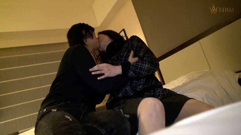 居酒屋で隣の席のシングルマザーをAVにスカウト！お金の為にAVデビューを決めた清楚熟女！