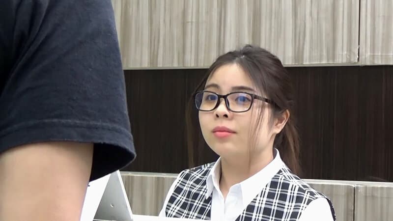 某有名企業中出し受付デスク 新人メガネちゃんは色白ピンク乳輪