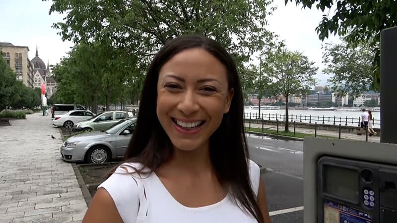 欧州の美女を探す日本のTV番組のインタビューとナンパした褐色の肌のフランス人美女！毎日エッチしてる性欲旺盛美女と侍肉棒で世界基準のSEX！