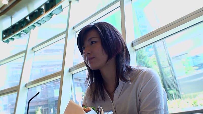 しっかりしてそうで実はヌケてる美人奥様！ダメと分かっていてもナンパについて行ってしまい一期一会の中出しSEX！