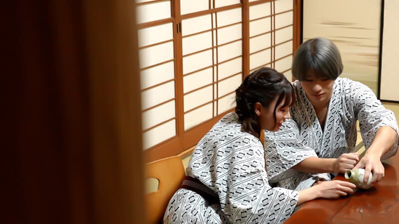 イチャラブしか勝たん！！職場に内緒で付き合ってる2人が今日だけはエロがっちゃう～混浴中出し温泉旅行～ 小那海あや