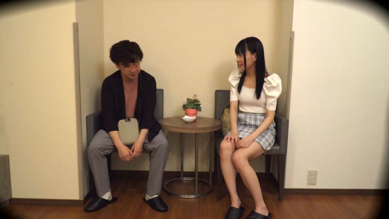 ママ友とダブル不倫 躊躇する男とノリノリの淫乱人妻さん【ラブホ激撮】 円井萌華