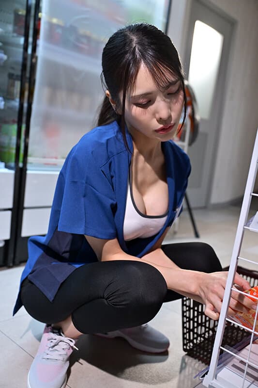 深夜のコンビニで寝盗られ堕とされた超キメパコ絶頂のヨガパンツ奥さん 花衣つばき