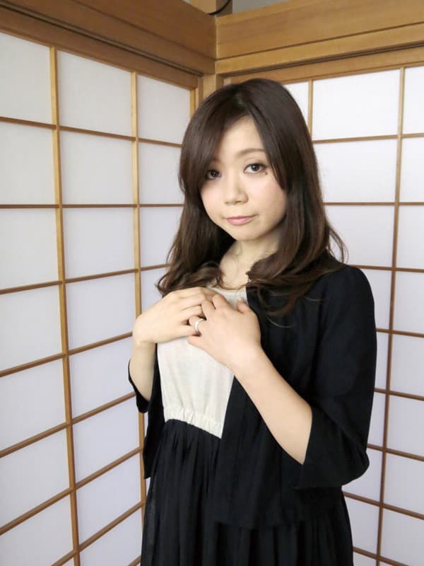 人妻撮影会。二人っきりの密室空間、勃起チ○ポに我慢出来るか？素人奥様！？