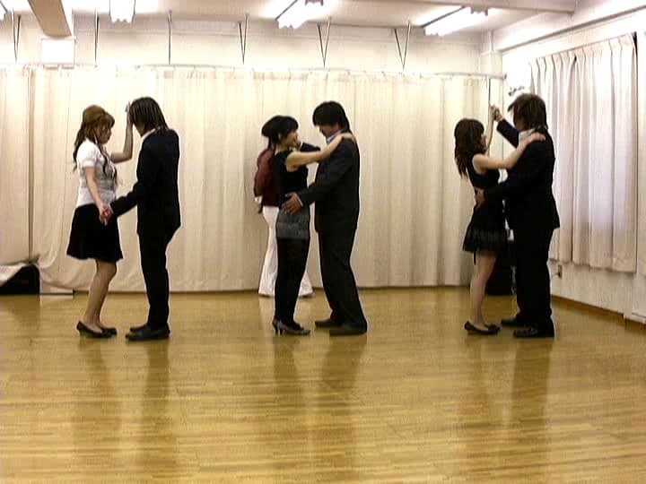 人妻が集まる社交ダンス教室にイケメン入門密着痴●
