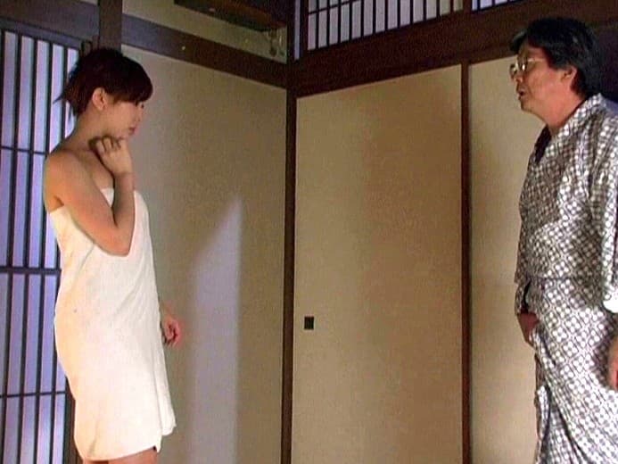 息子の嫁に手を出す狂いオヤジ