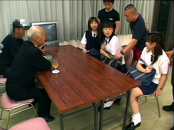 集団女子校生万引き折●