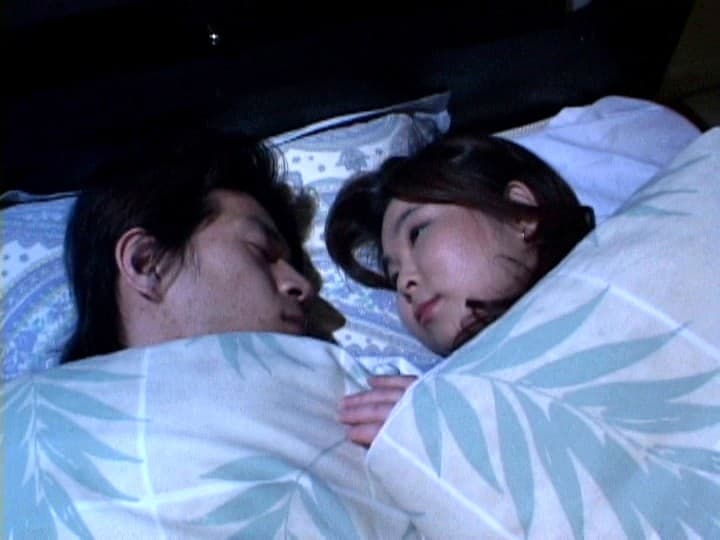 父親の就寝中に母親に襲われイカされる息子