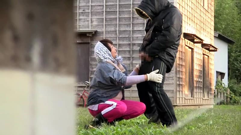 田舎のおばちゃんにチ○ポ露出したらソノ気になりすぎて…