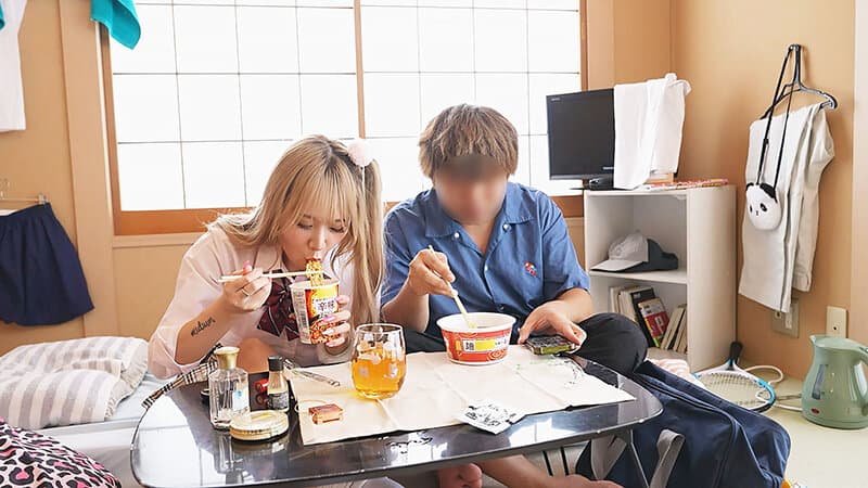 潮まみれギャル★汗だくびちゃびちゃ潮吹き中出しSEX！！彼氏のいいなりになって5P乱交も！？ （メスガキ33） 綾波れん