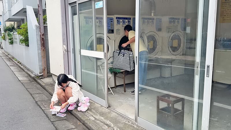 ちいさなおしり コインランドリ―の放置子はアナルを電動ディルドでガン掘りされ巨穴ブチ壊し貫通中出しヤり捨て！ 生田りん