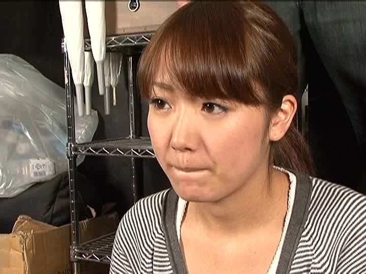 首を吊り上げ絞め喉仏を潰す