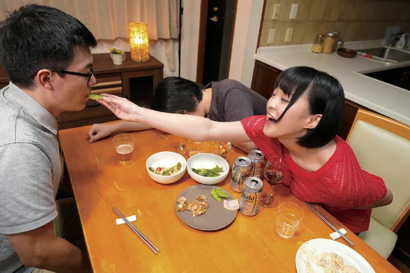 夫が酔い潰れたスキに男を誘惑するロリ巨乳痴女妻！ 音風ねる