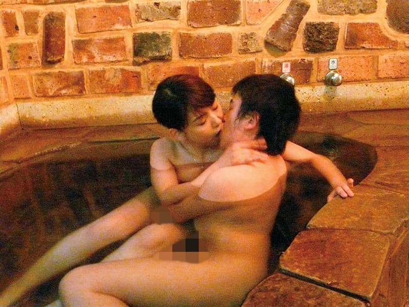 ま、まさか、40過ぎの母親の裸体で勃起するなんて…決して裕福ではない母子家庭でシングルマザーとして懸命にボクを育ててくれた母との温泉旅行。二人っきりの混浴風呂で久しぶりに見た母さんのまだ張りのある乳房に目が釘付けに… 4